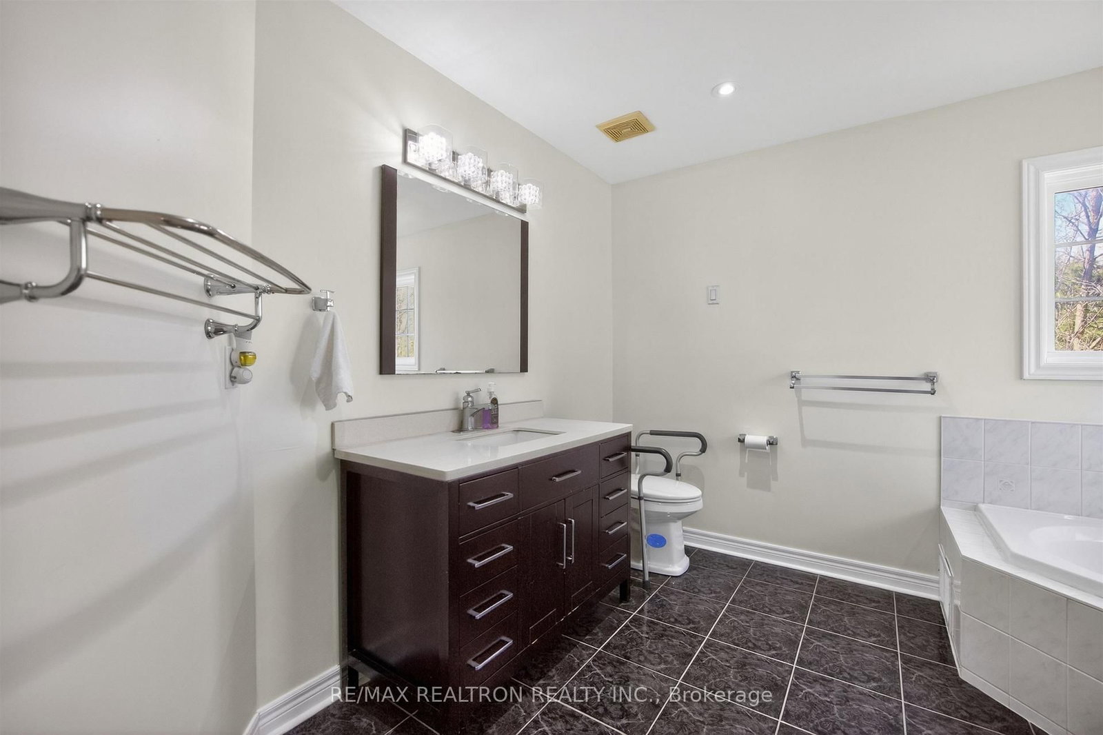 5 Yvonne Place - Photo 34
