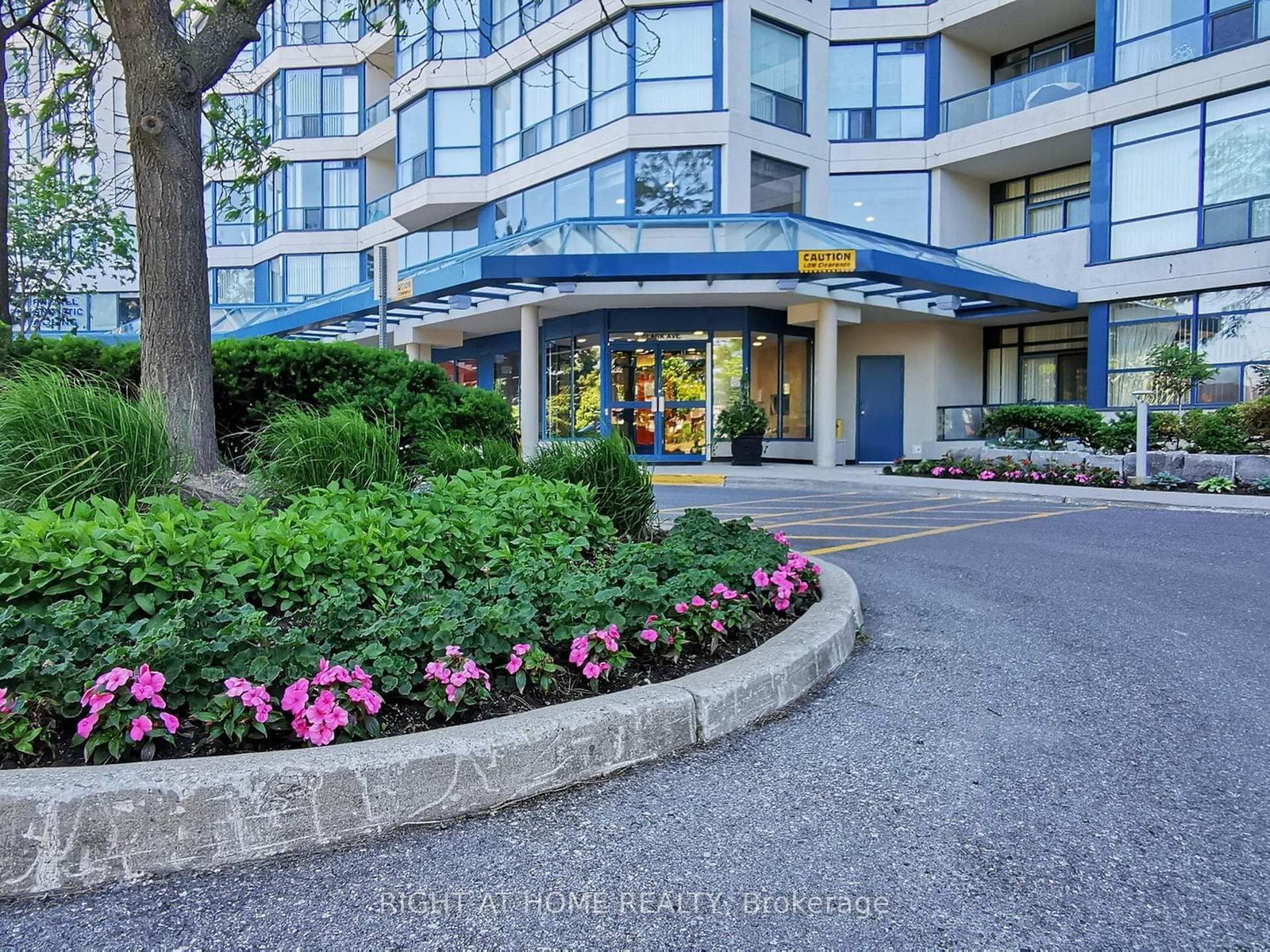 1 Clark Avenue W, Unit 402 - Photo 5