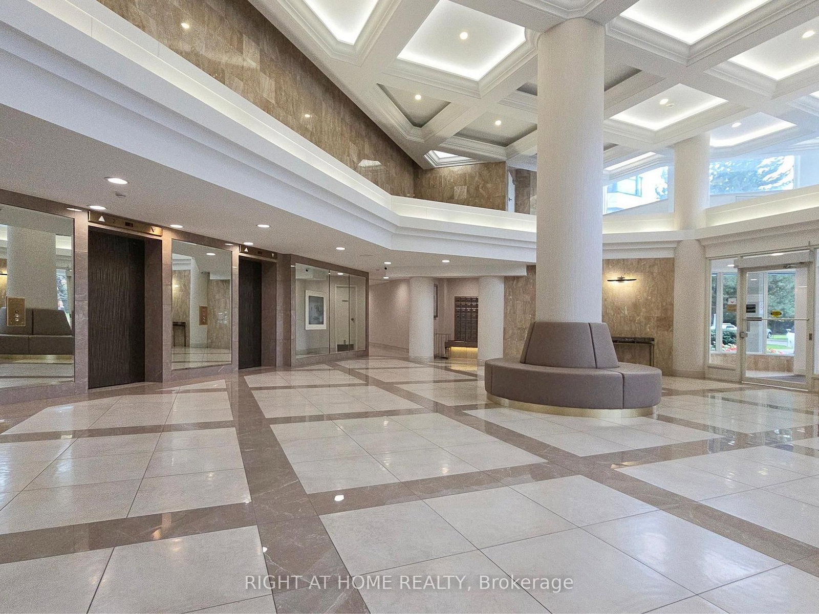 Condo sold at 402-1 Clark Avenue, Vaughan, Ontario, L4J 7Y6 - Crestwood-Springfarm-Yorkhill - MLS: N13131908