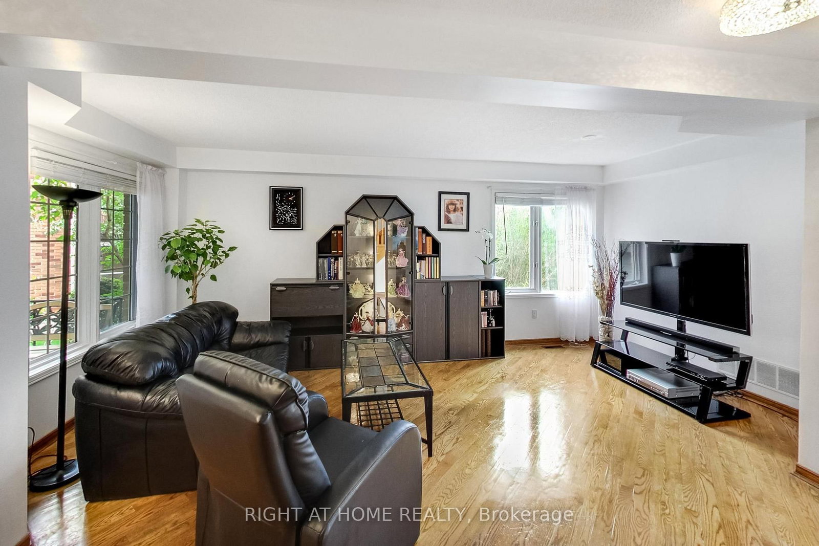 28 Foxtail Ridge • Newmarket, ON photo 2