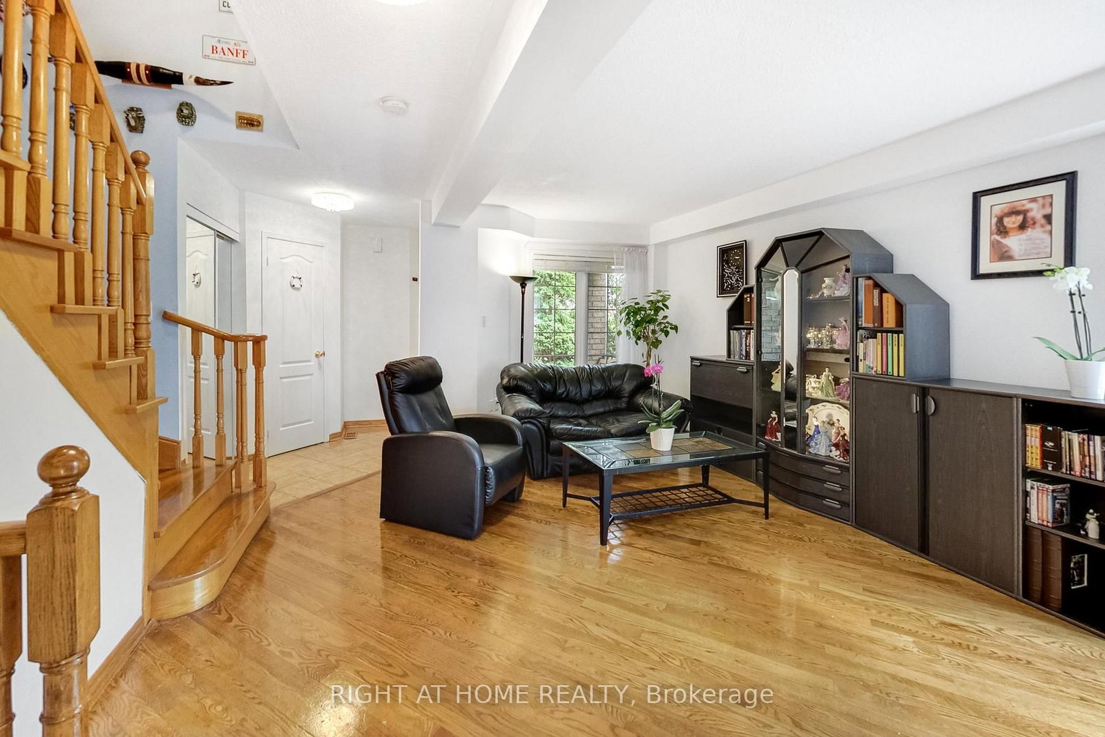 28 Foxtail Ridge • Newmarket, ON photo 3