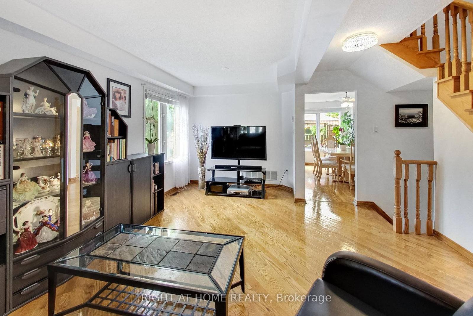 28 Foxtail Ridge • Newmarket, ON photo 4