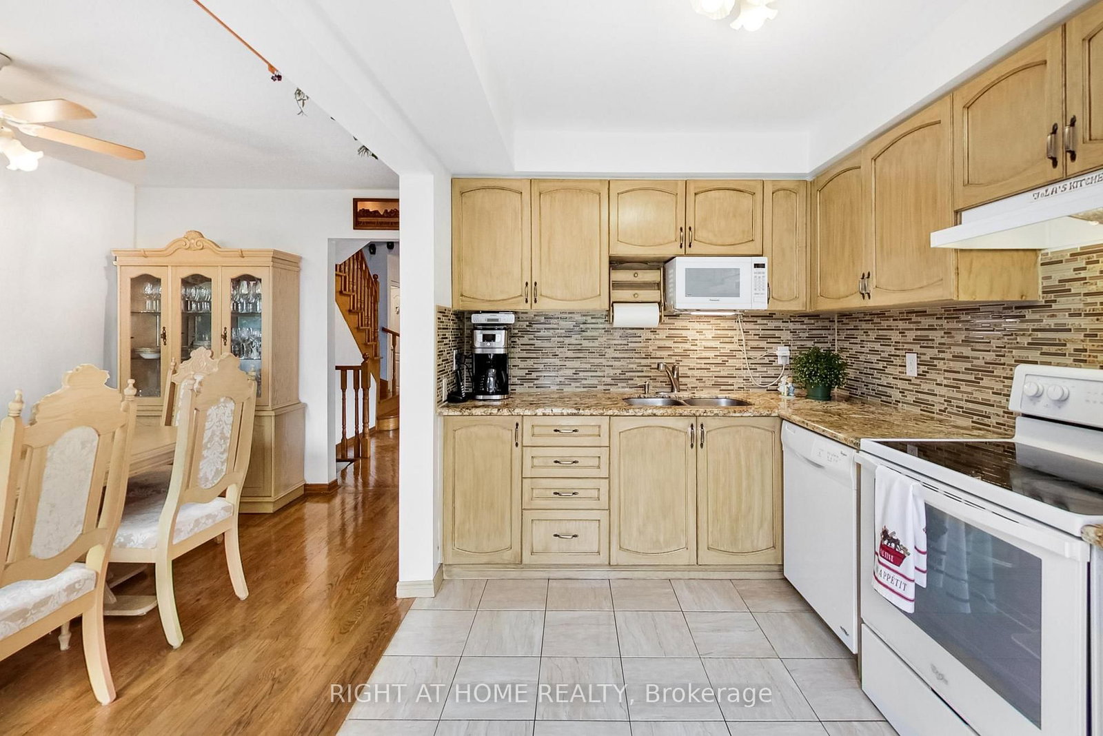 28 Foxtail Ridge • Newmarket, ON photo 6