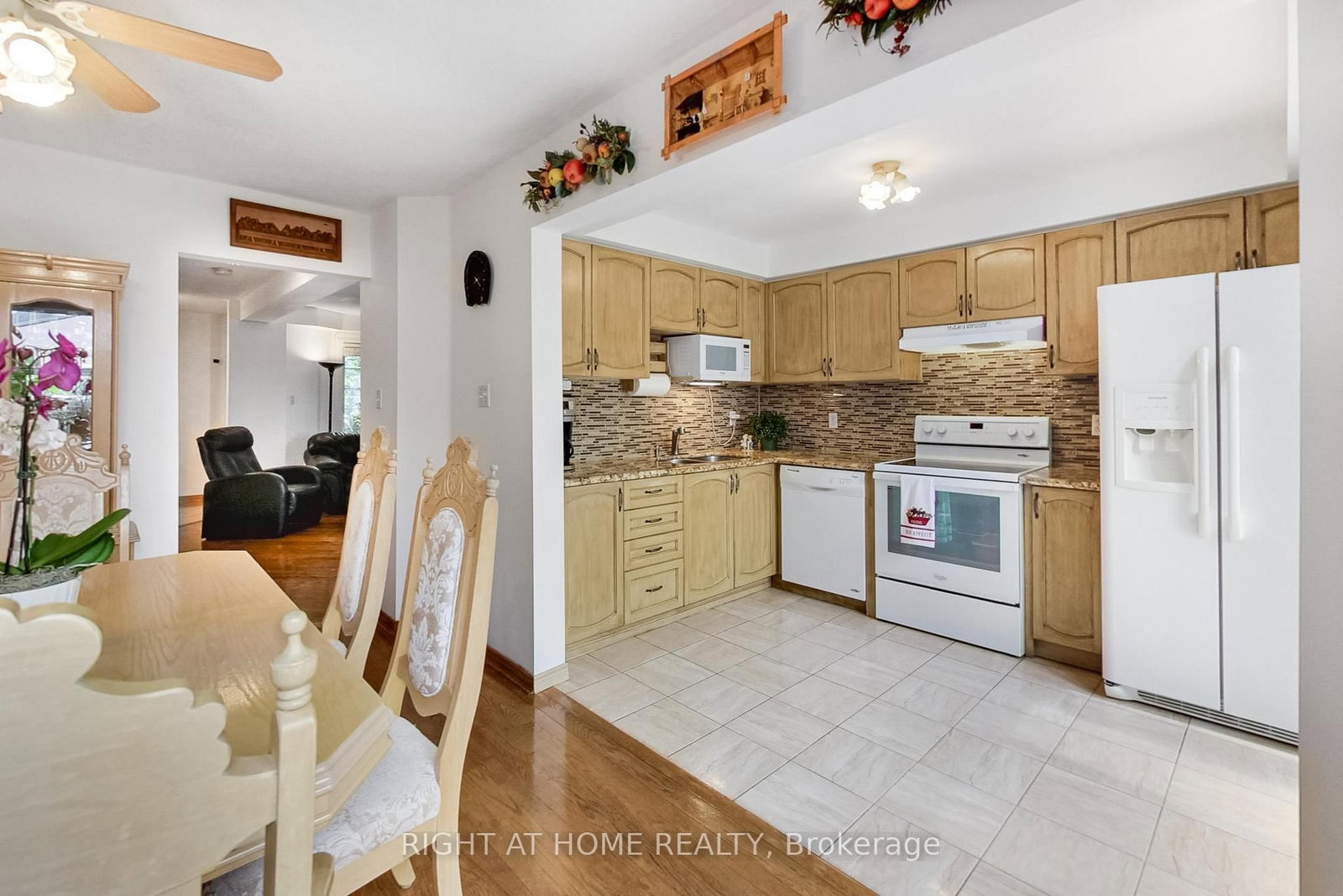 28 Foxtail Ridge • Newmarket, ON photo 7
