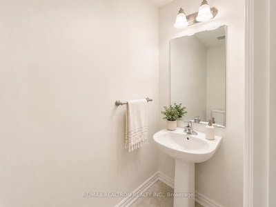 8 Thomas Frisby Jr Crescent — photo 5