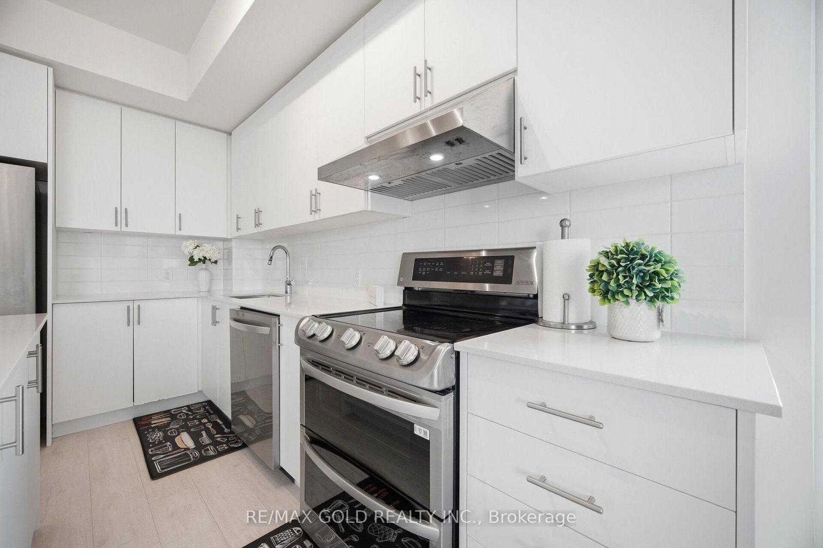 8960 Jane Street, Unit 1421 - Photo 14