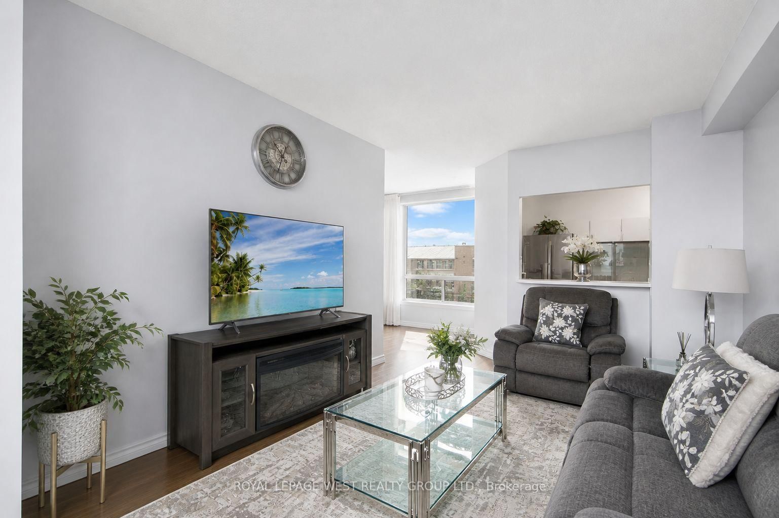 326 Major Mackenzie Drive E, Unit 805 - Photo 2