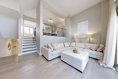 Maple, Vaughan - Photo 1