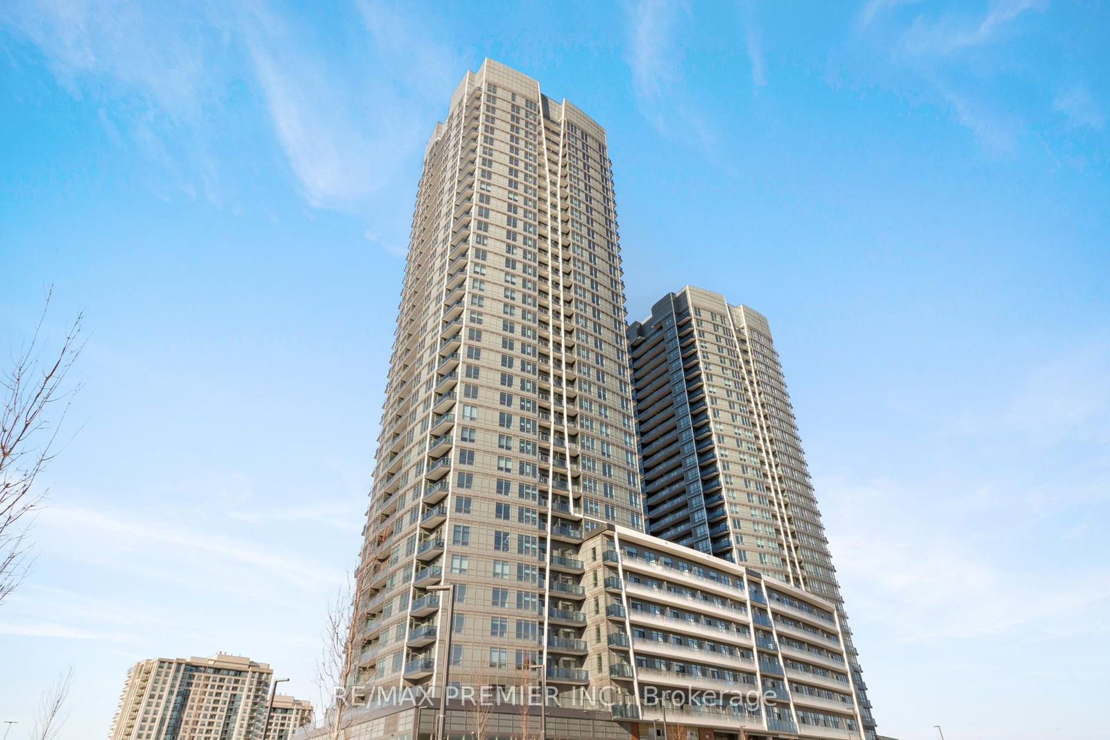 30 Upper Mall Way, Unit 909