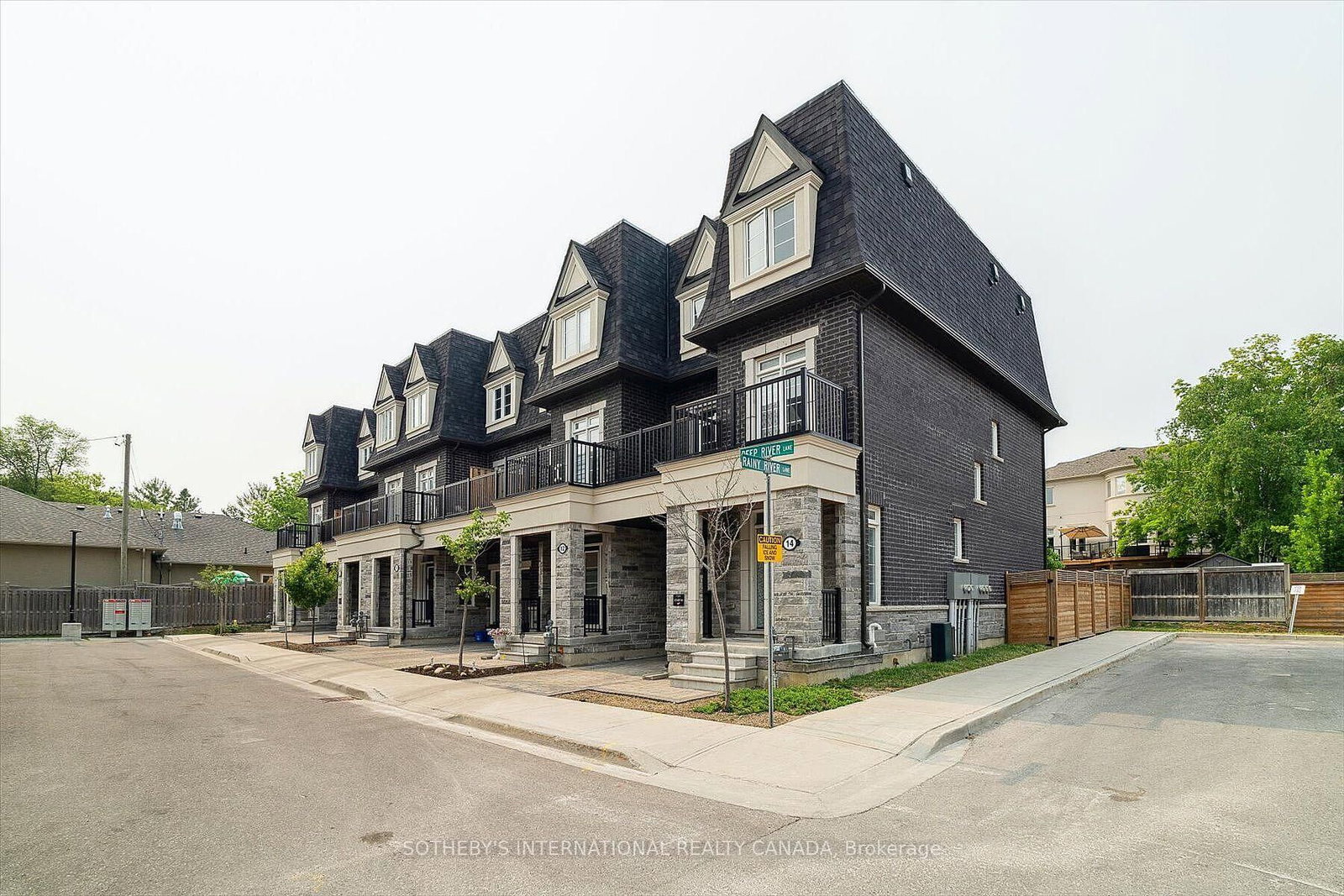 12 Deep River Lane S • Richmond Hill, ON photo 2
