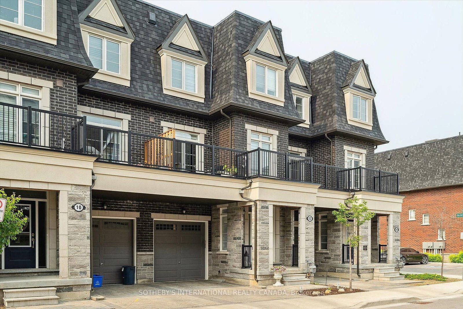 12 Deep River Lane S • Richmond Hill, ON photo 4