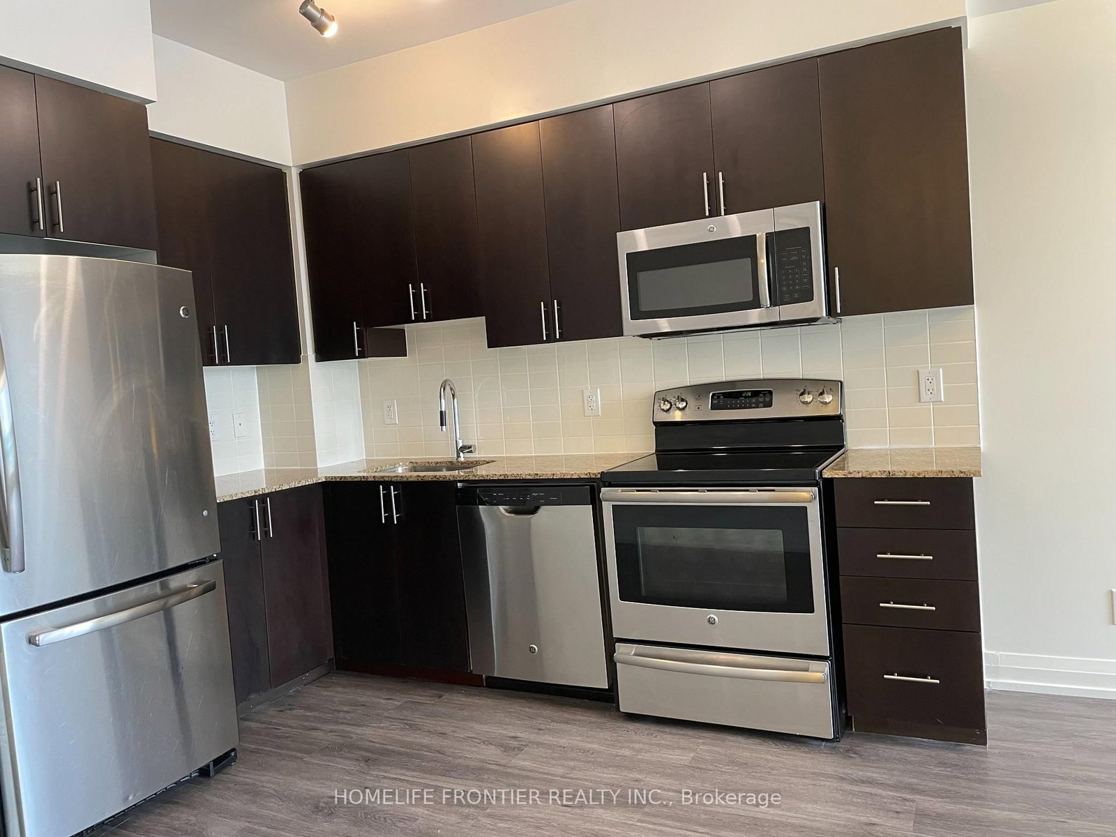 7167 Yonge Street, Unit 202 - Photo 6