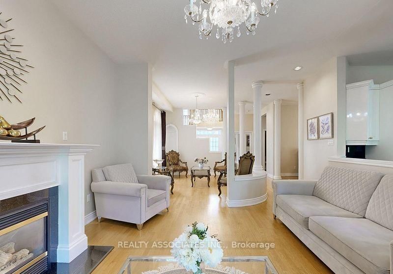 2 Lord Nelson Court • Richmond Hill, ON photo 10