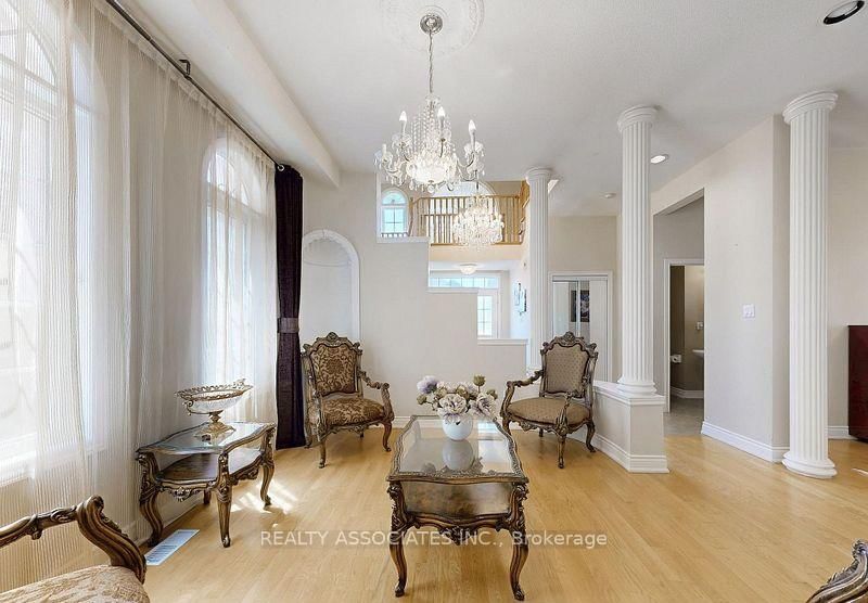 2 Lord Nelson Court • Richmond Hill, ON photo 12