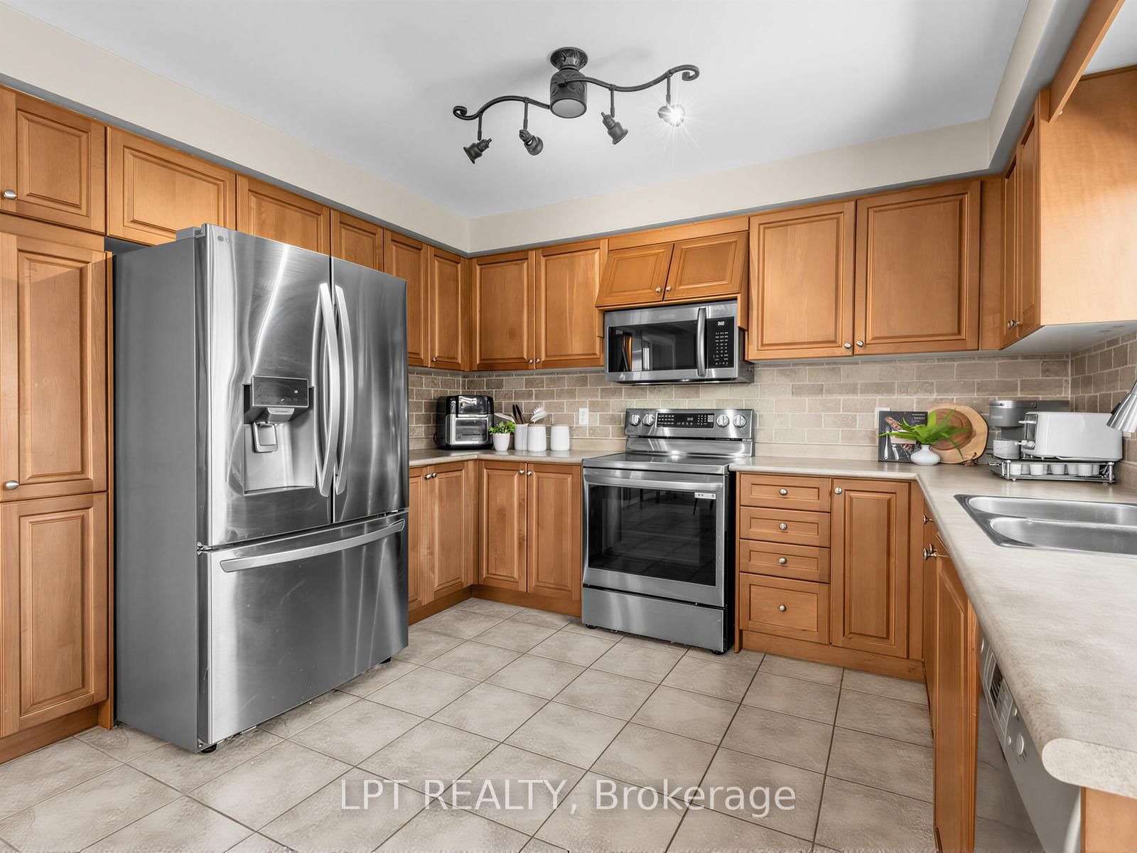 21 Amos Lehman Way • Whitchurch-Stouffville, ON photo 13