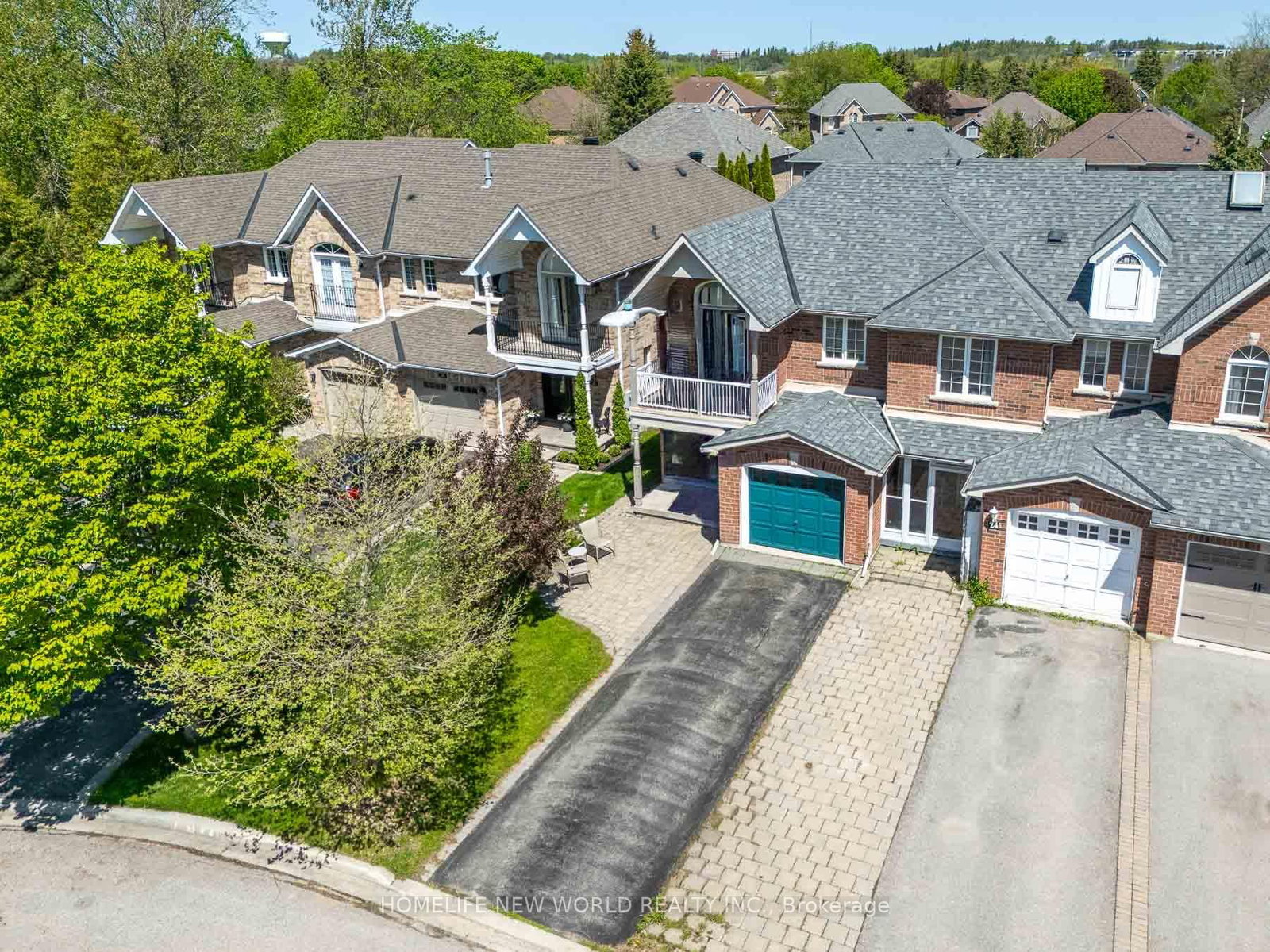 26 Cape Breton Court • Richmond Hill, ON photo 2