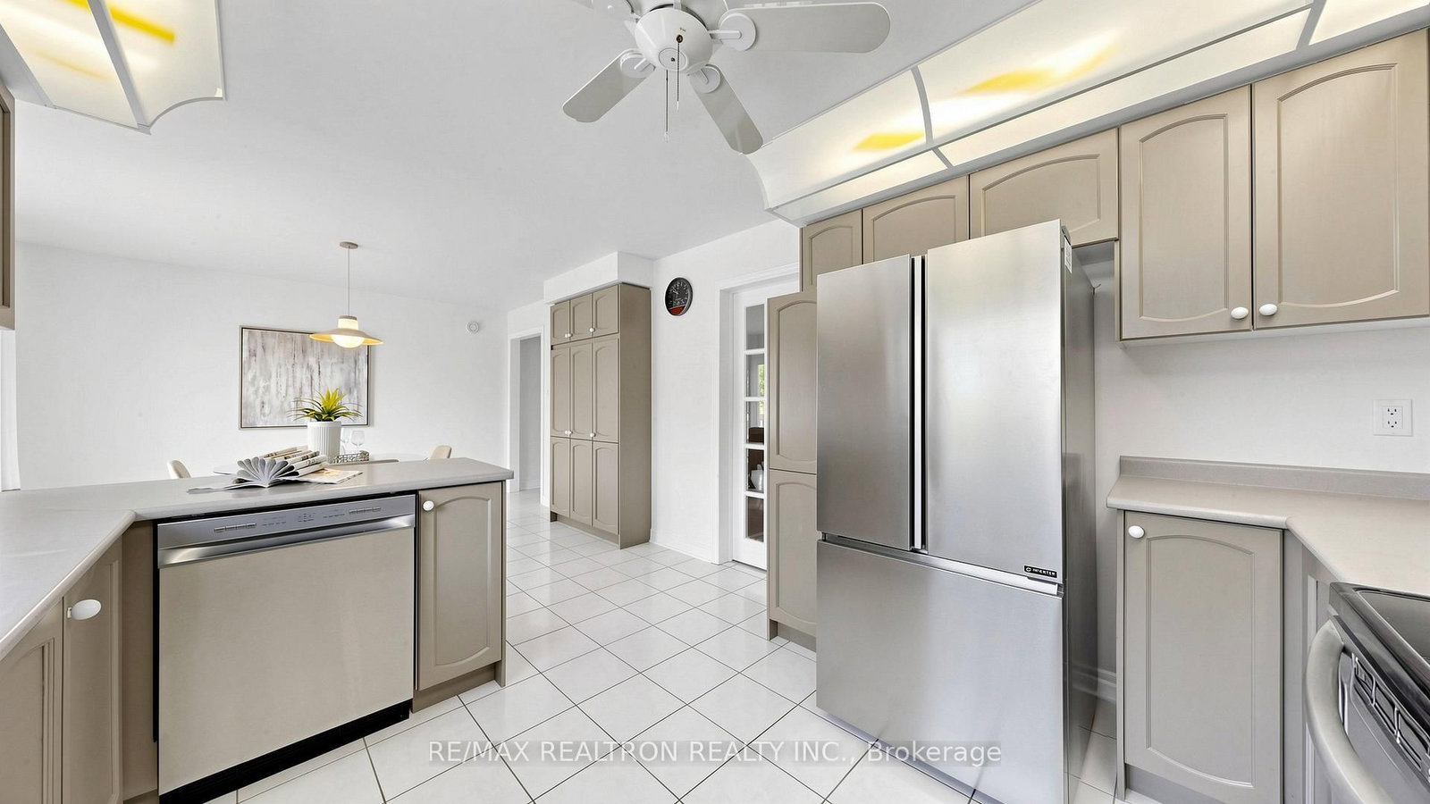 6 Loyal Blue Crescent • Richmond Hill, ON photo 10
