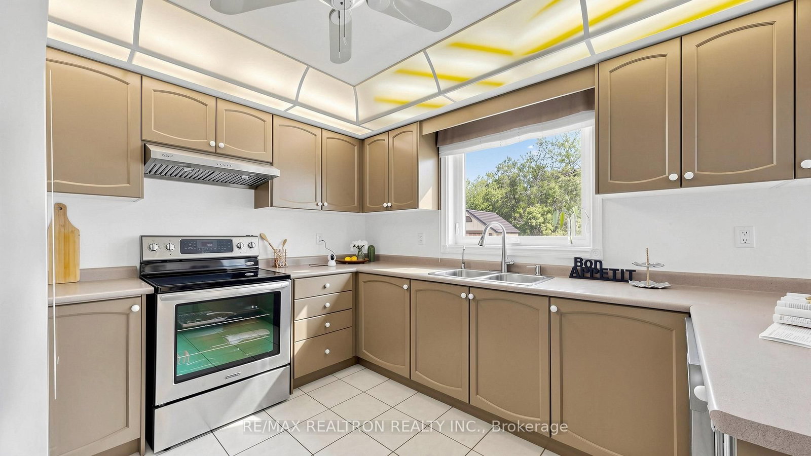 6 Loyal Blue Crescent • Richmond Hill, ON photo 11