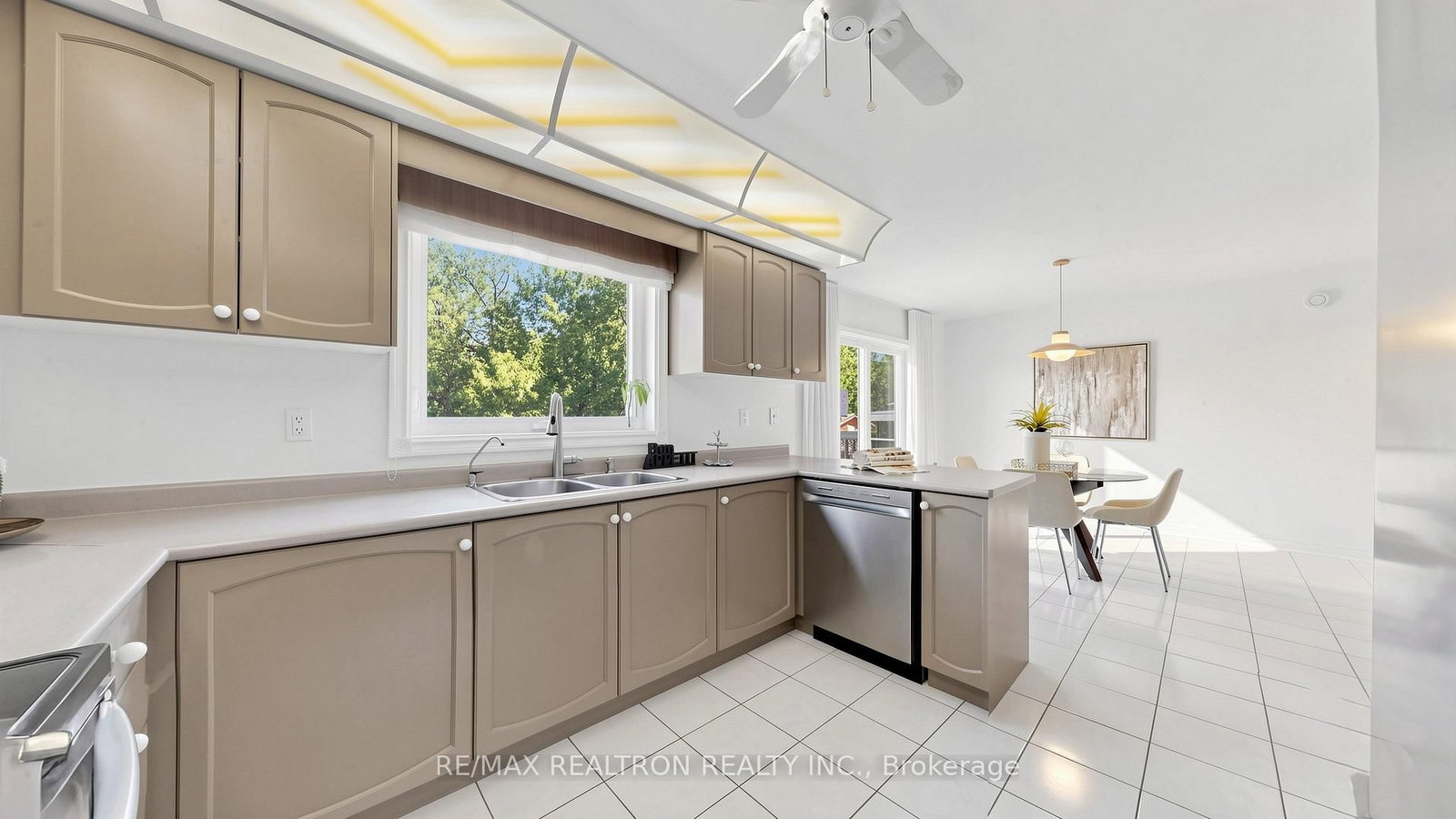 6 Loyal Blue Crescent • Richmond Hill, ON photo 12