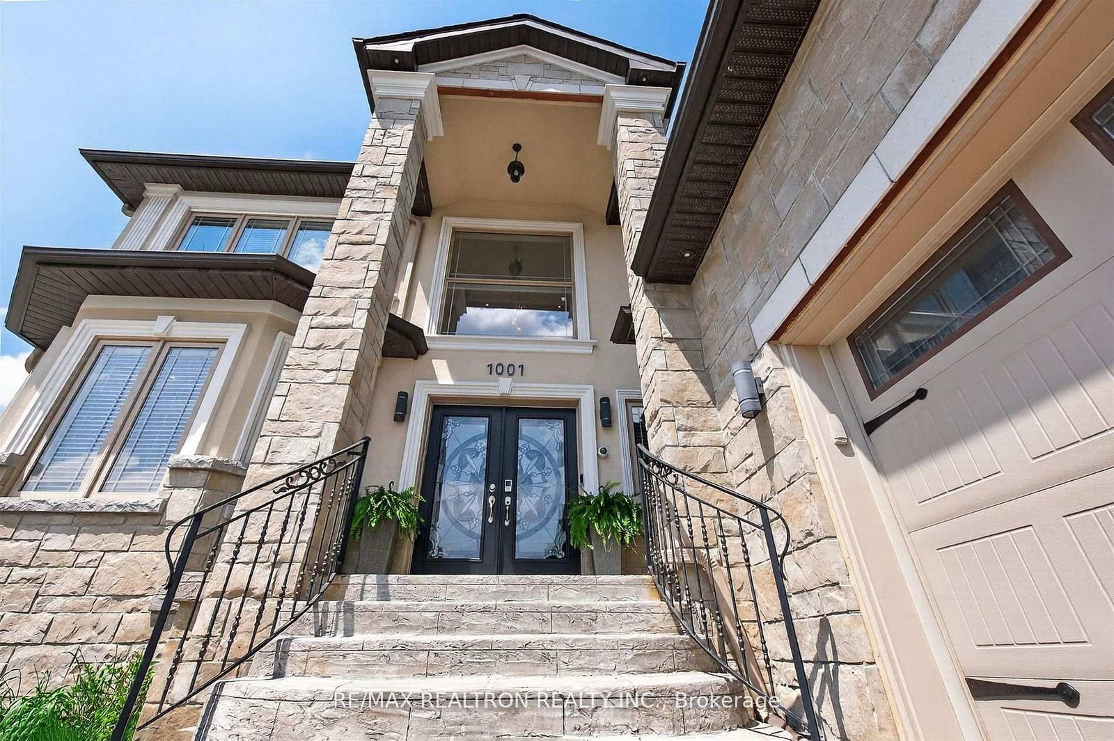 1001 Gorham Street • Newmarket, ON photo 4