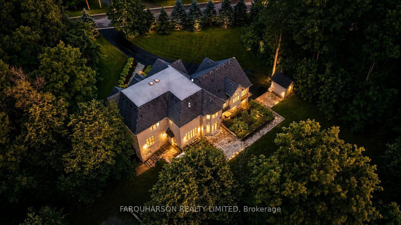 19 Glenhill Trail • Whitchurch-Stouffville, ON photo 2