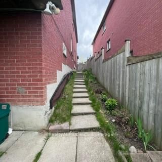 walk-out basement - 210 Doubtfire Crescent