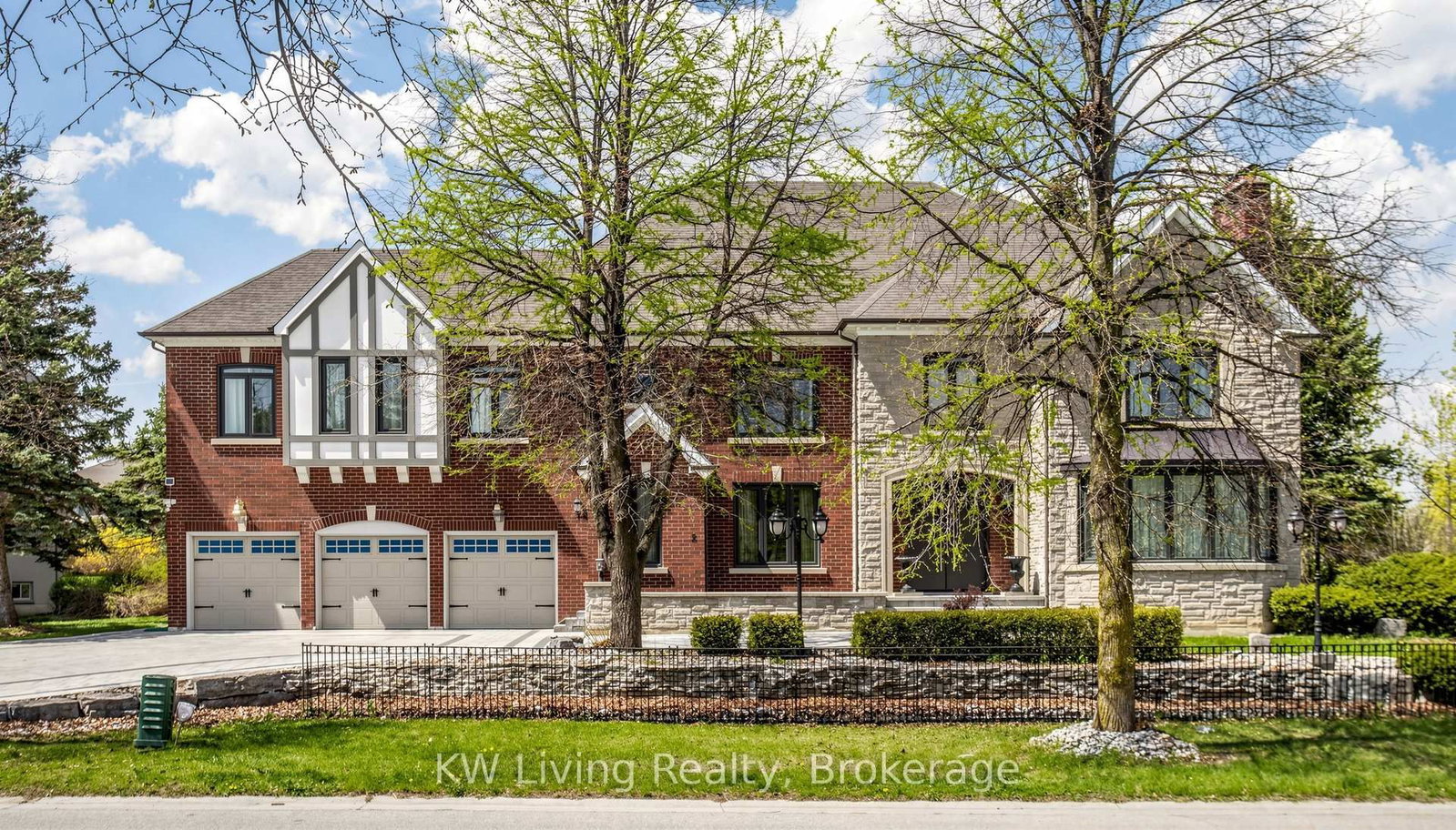 2 Cortina Court N • Richmond Hill, ON photo 2