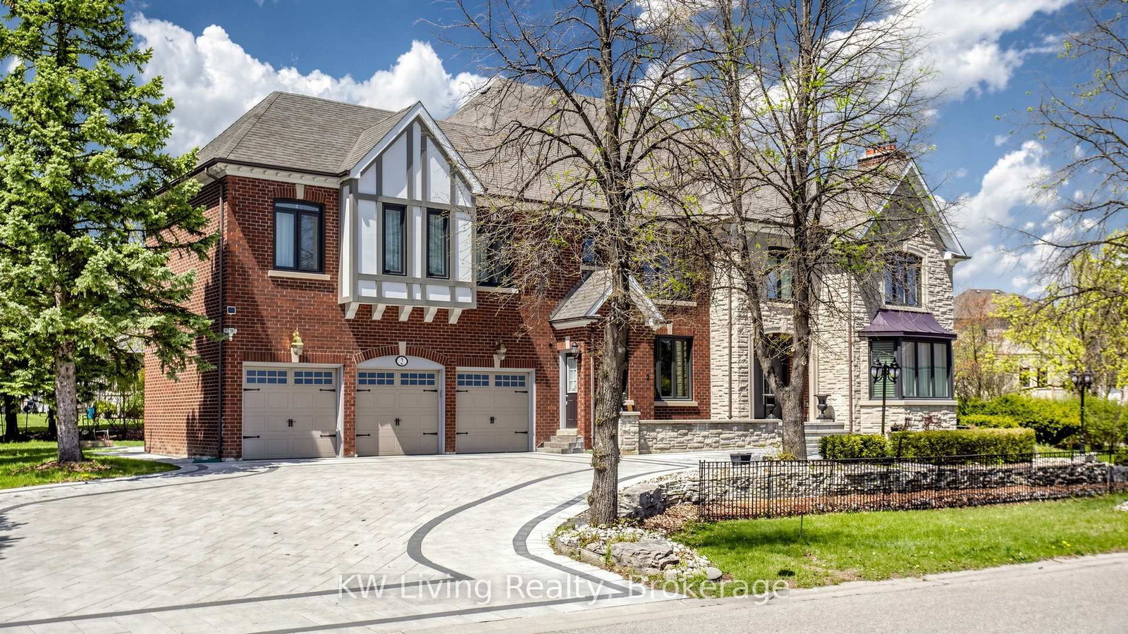 2 Cortina Court N • Richmond Hill, ON photo 3