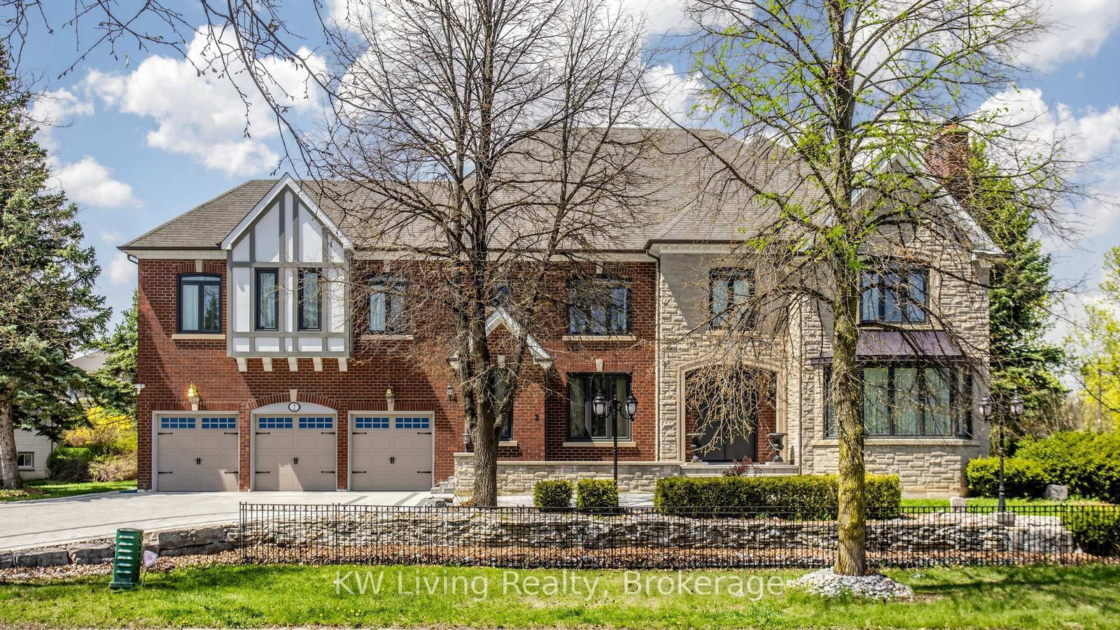2 Cortina Court N • Richmond Hill, ON photo 4