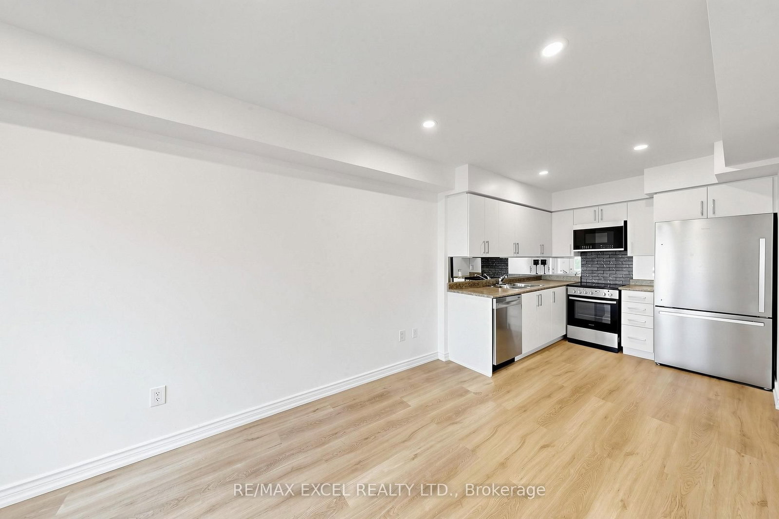 2285 Bur Oak Avenue, Unit 28 - Photo 9