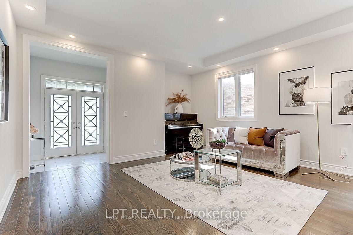 12 Baleberry Crescent • East Gwillimbury, ON photo 3