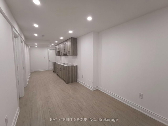 Bsmt - 267 Bathurst Glen Drive