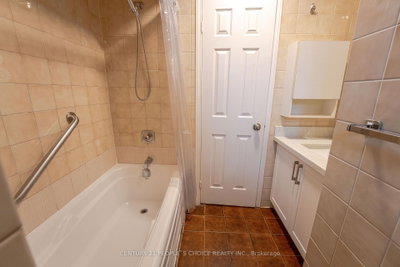 15 Kilbarry Court • Richmond Hill, ON