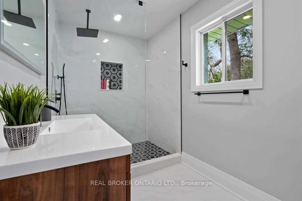 943 Barry Avenue • Innisfil, ON photo 29