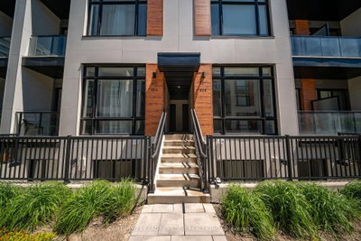 2 Steckley House Ln Lane • #909 • Richmond Hill, ON photo 2