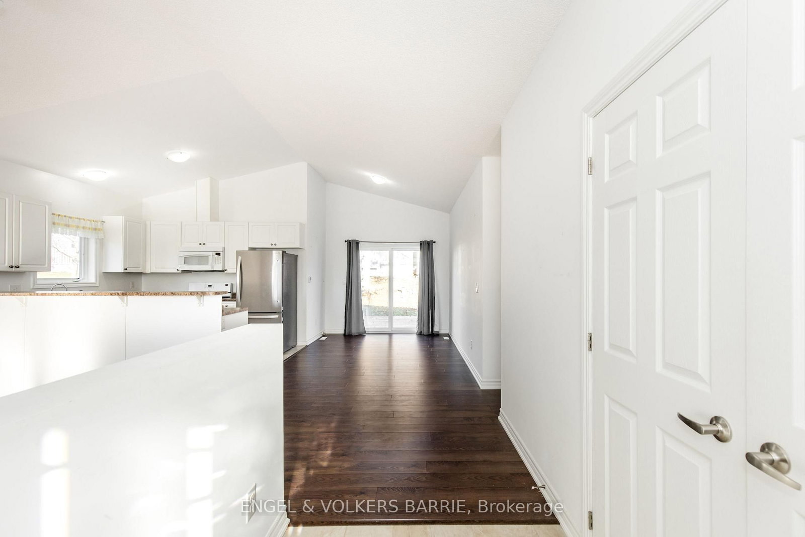 38 Linden Lane • Innisfil, ON photo 3