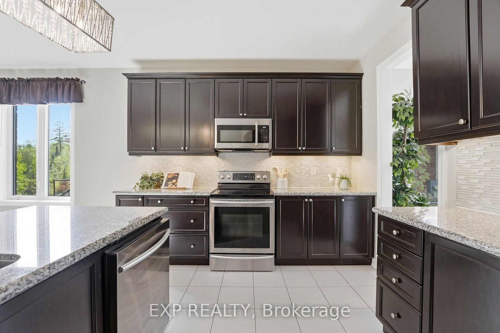 25 Manor Forest Road • East Gwillimbury, ON photo 8