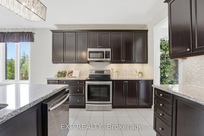 25 Manor Forest Road • East Gwillimbury, ON photo 8