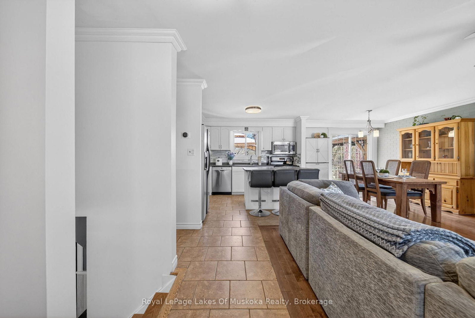 271 Lakeland Crescent • Brock, ON photo 2
