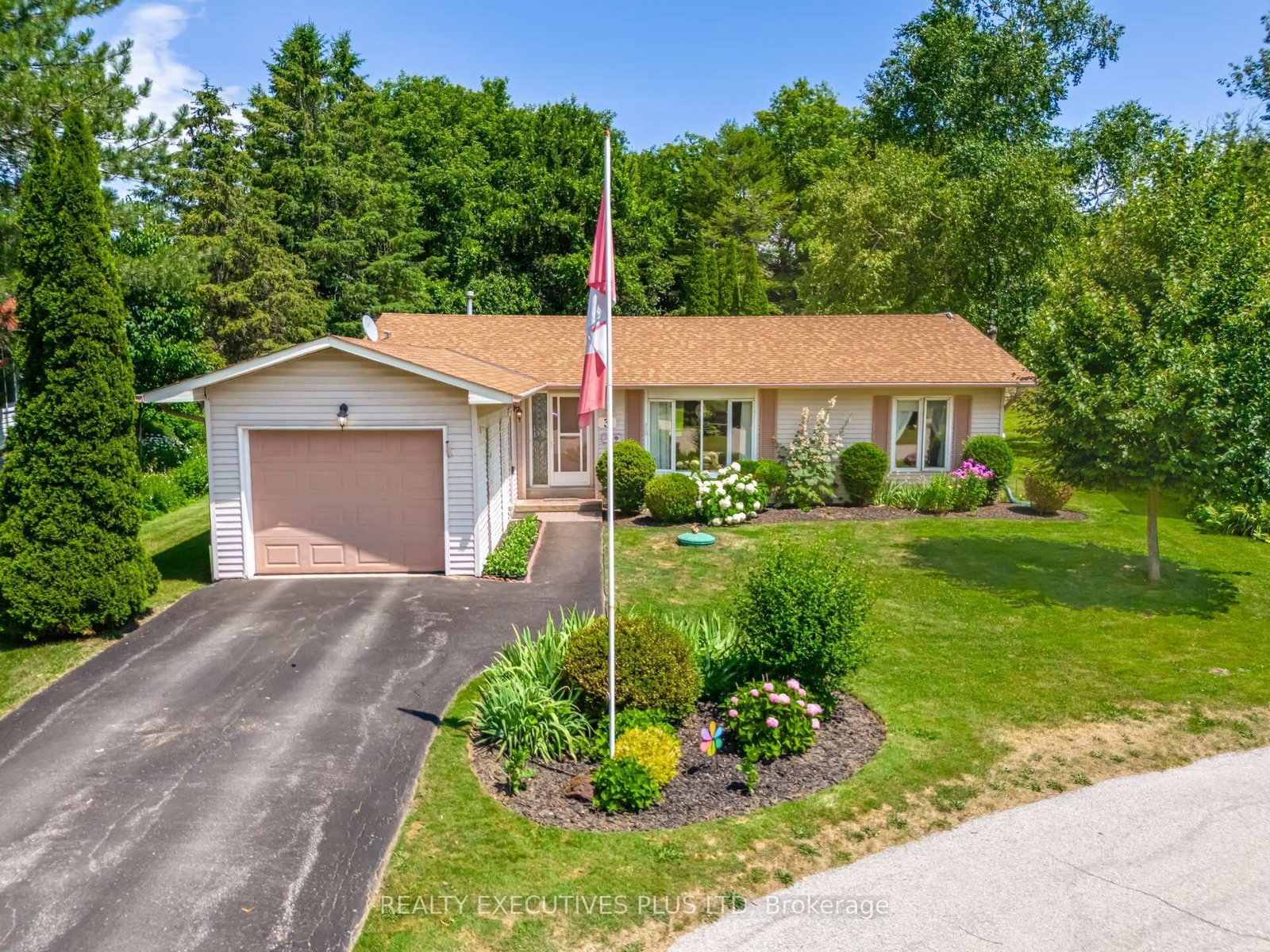 3 Pineview Court • New Tecumseth, ON photo 1