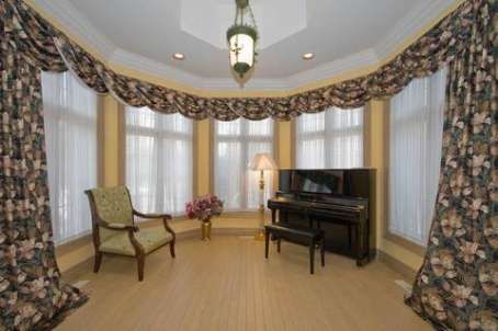 661 Wellington St W, Aurora, L4G6J7 | Image 2