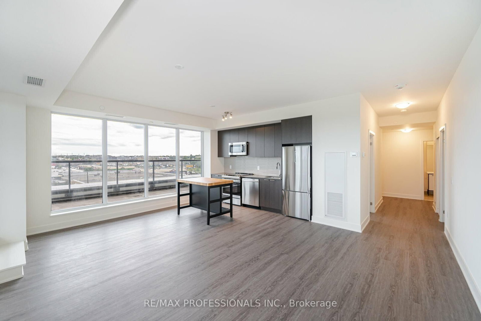 185 Deerfield Road • #504 • Newmarket, ON photo 3