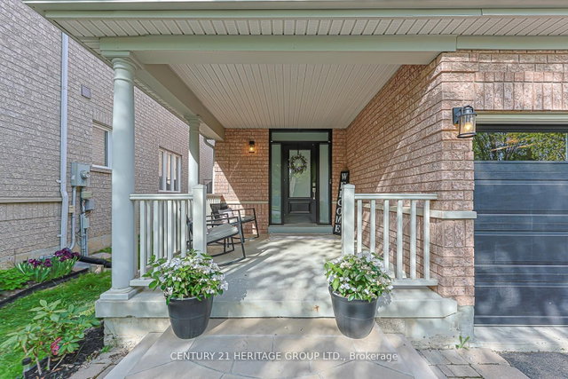 996 Oaktree Crescent