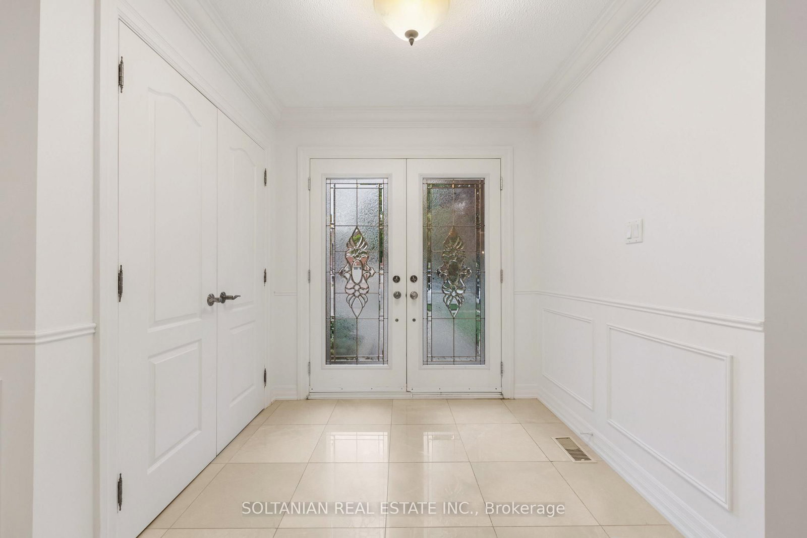 28 Dunvegan Drive • Richmond Hill, ON photo 3