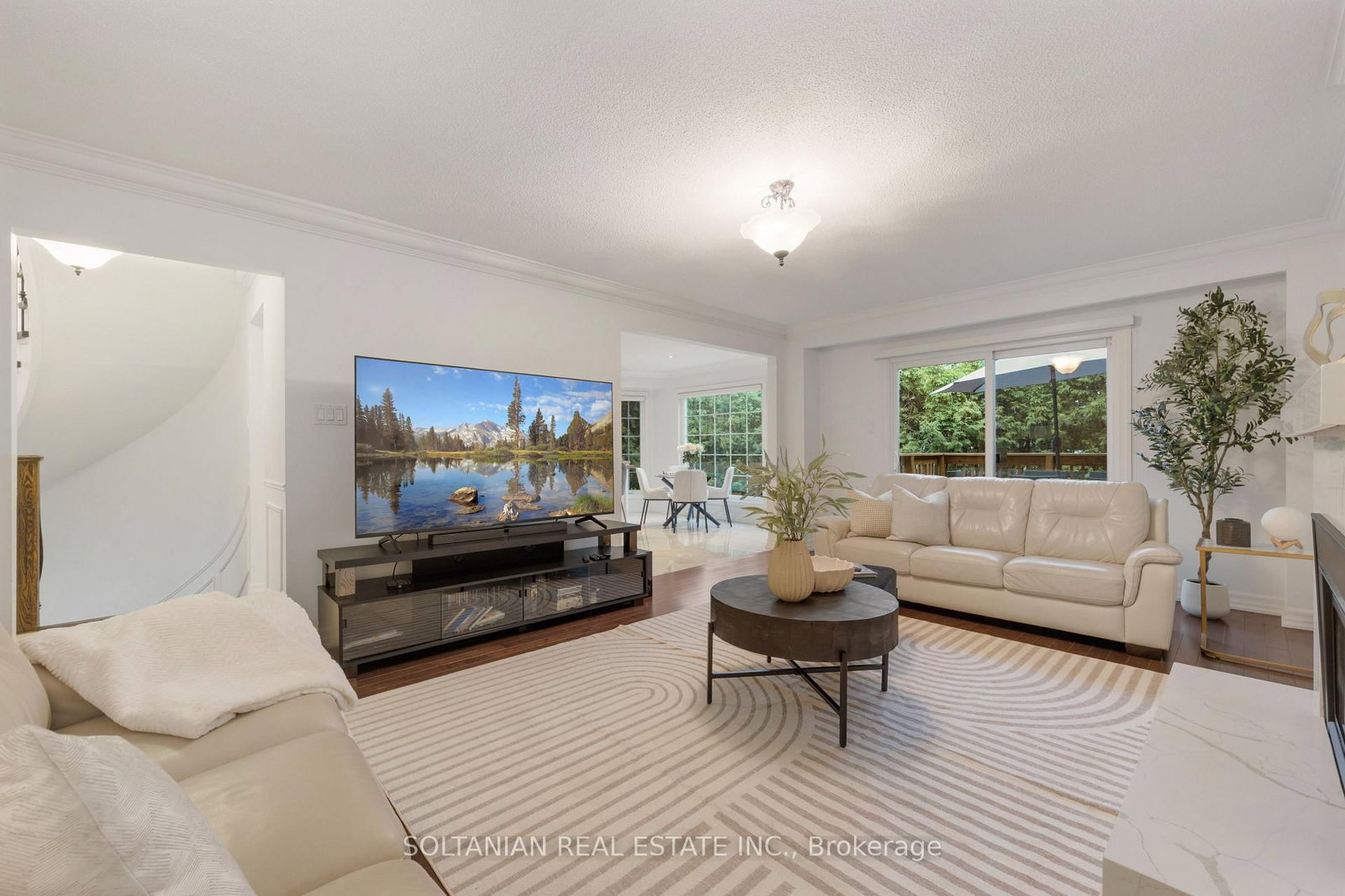 28 Dunvegan Drive • Richmond Hill, ON photo 5