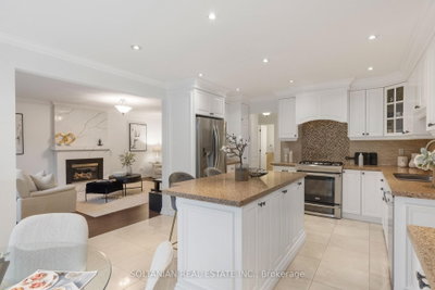 28 Dunvegan Drive • Richmond Hill, ON photo 8