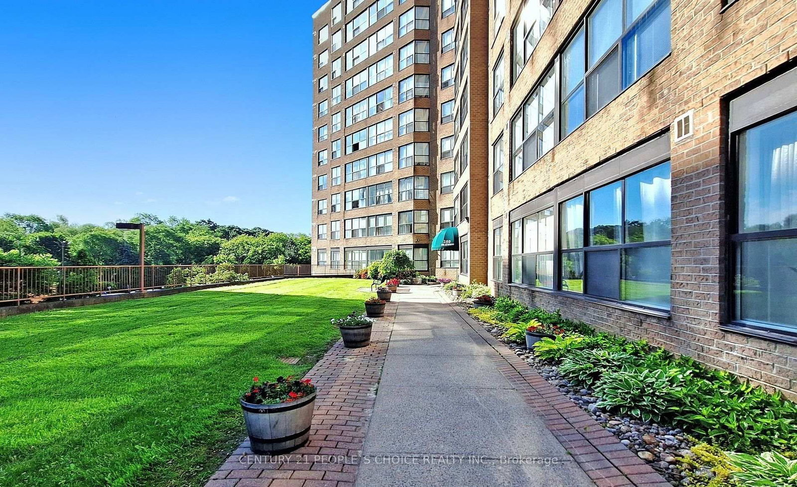 250 Davis Drive • #909 • Newmarket, ON photo 2