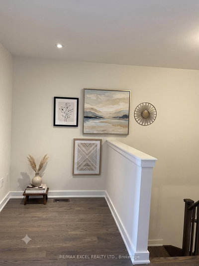 8 Helliwell Crescent • Richmond Hill, ON photo 7