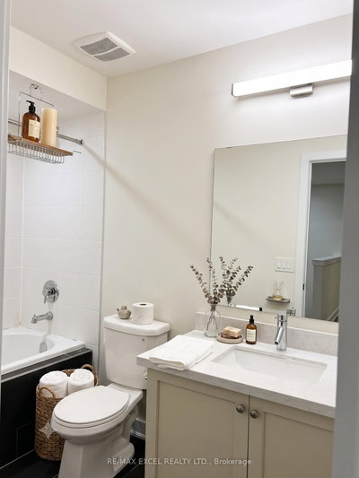 8 Helliwell Crescent • Richmond Hill, ON photo 9