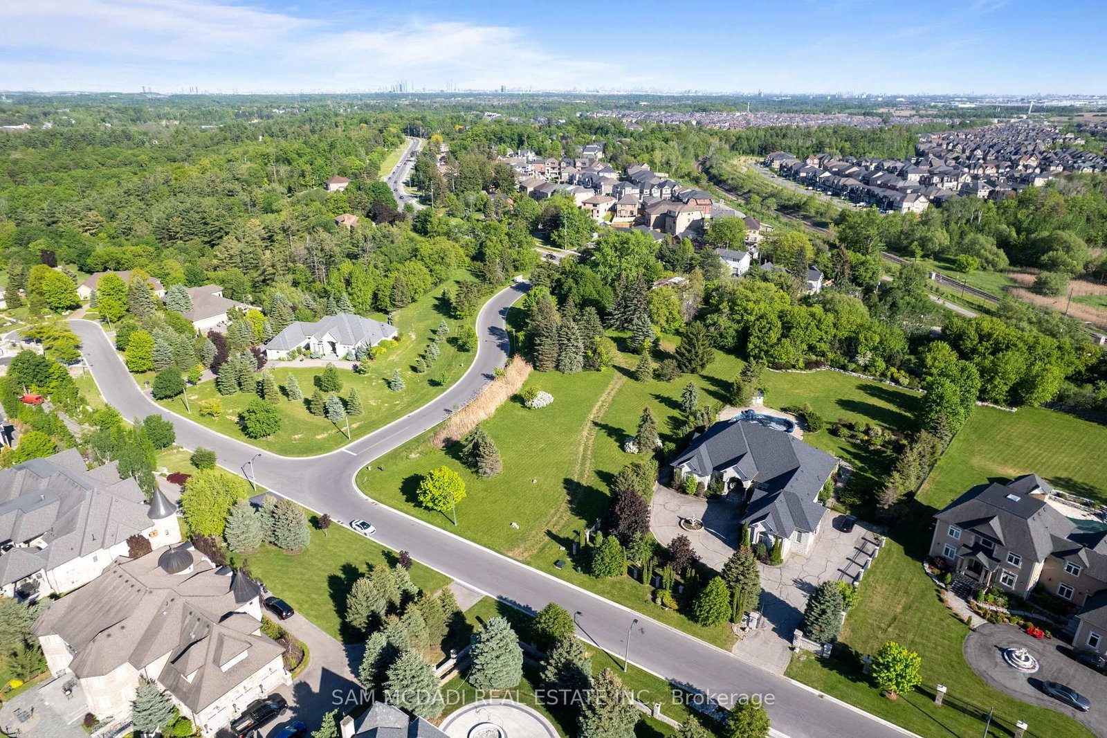 16 Charles Cooper Court • Vaughan, ON photo 10